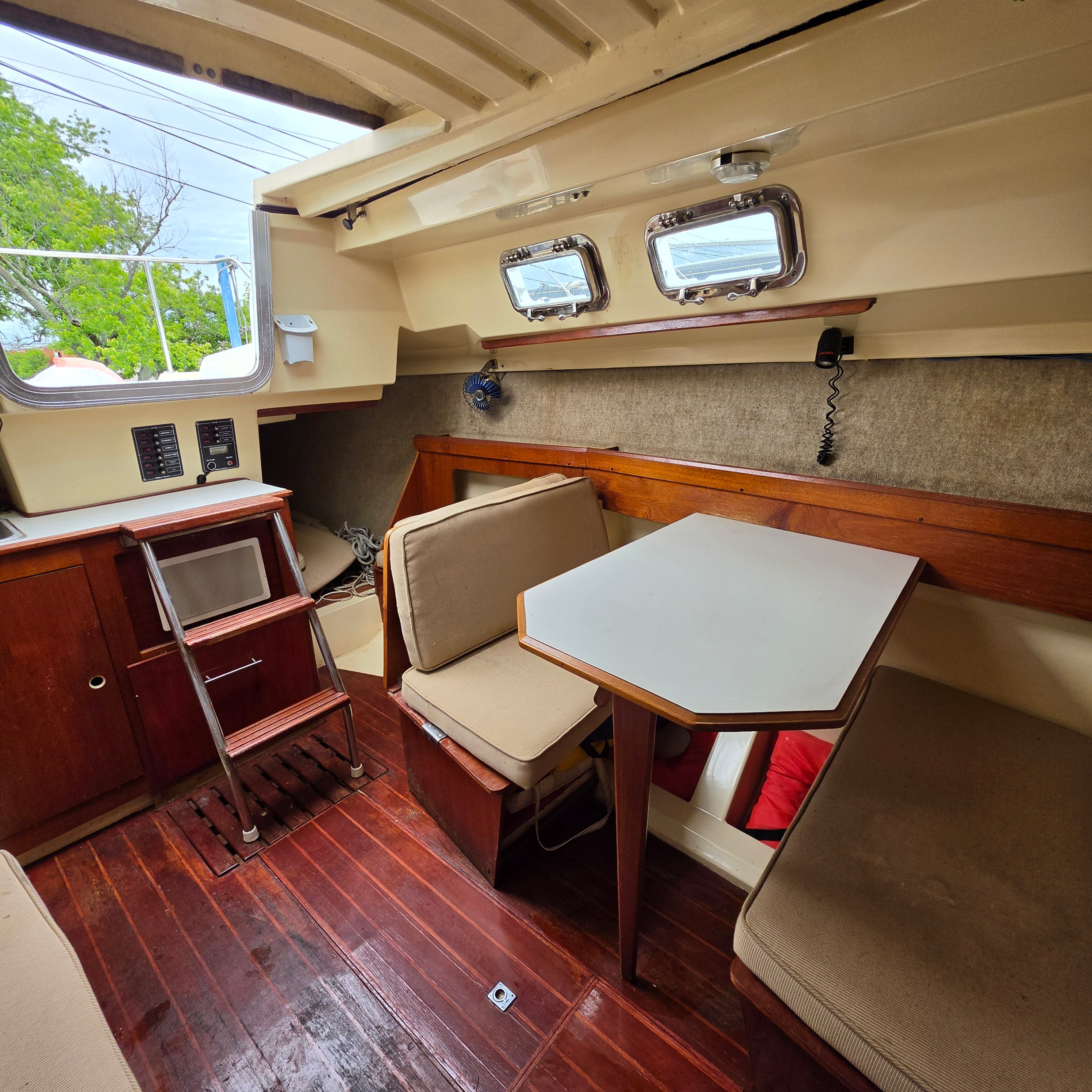 1984 Hunter 25.5 Red Hull
