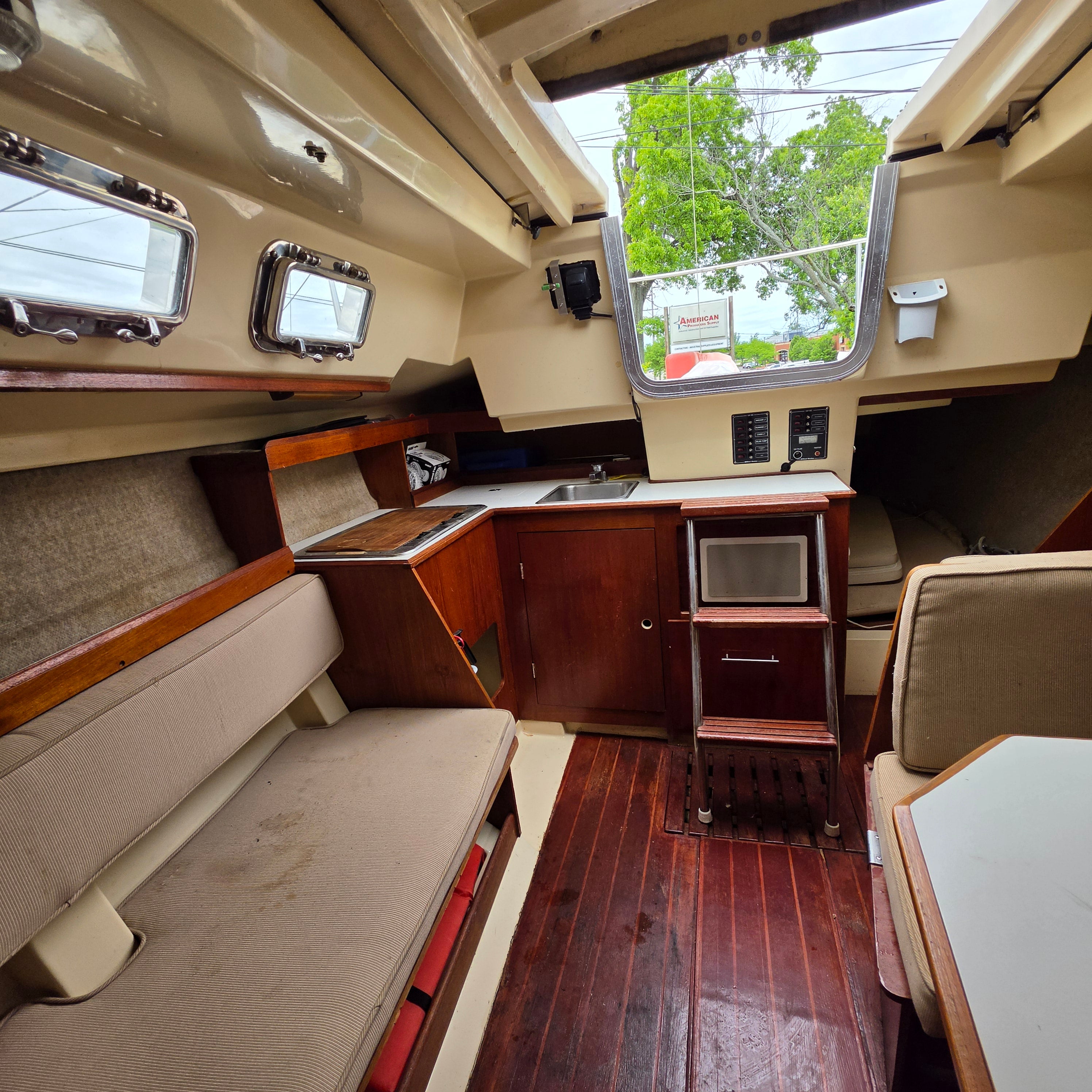 1984 Hunter 25.5 Red Hull