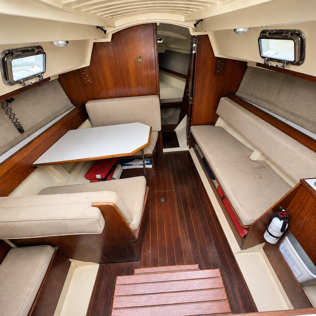 1984 Hunter 25.5 Red Hull