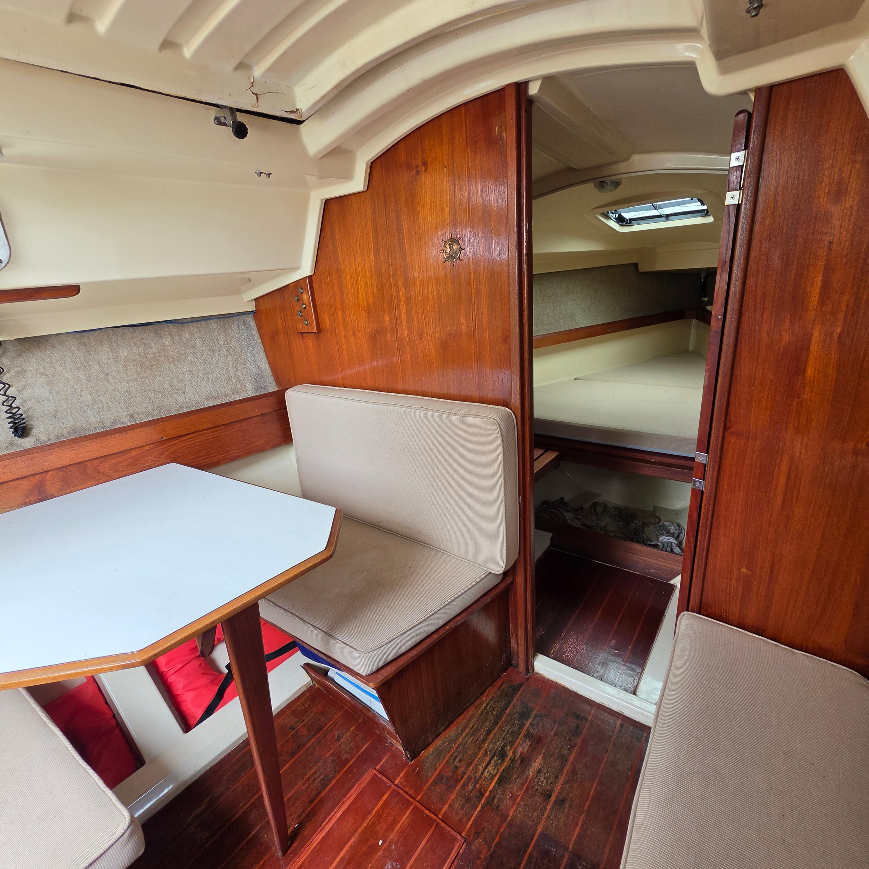 1984 Hunter 25.5  Red Hull