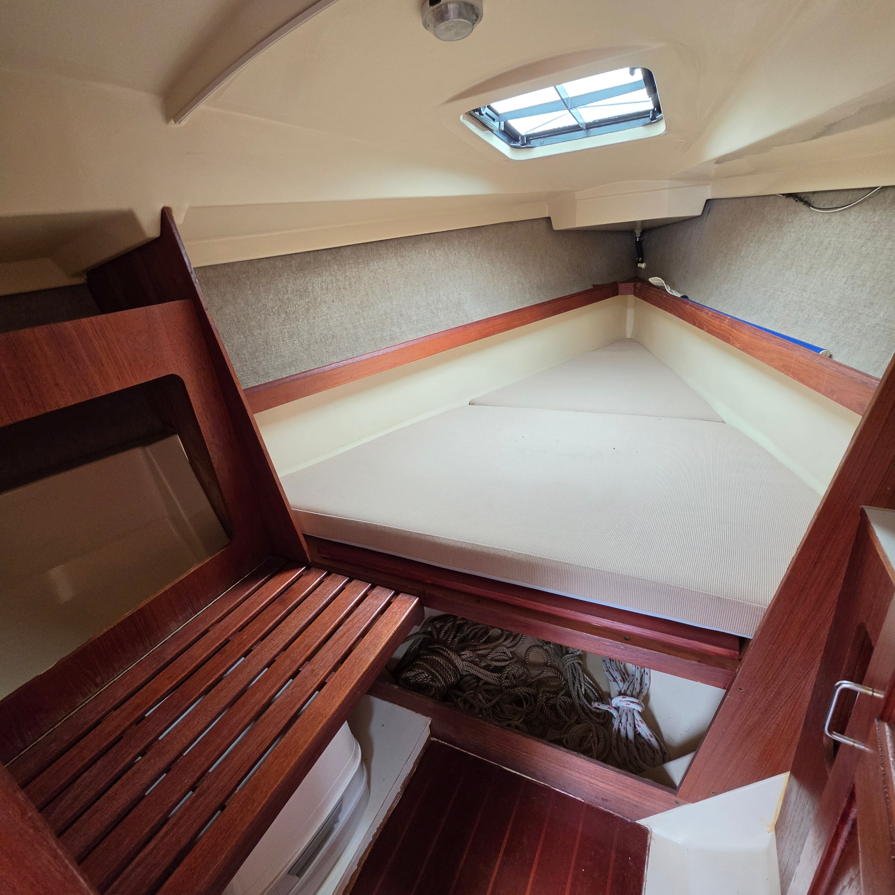1984 Hunter 25.5  Red Hull