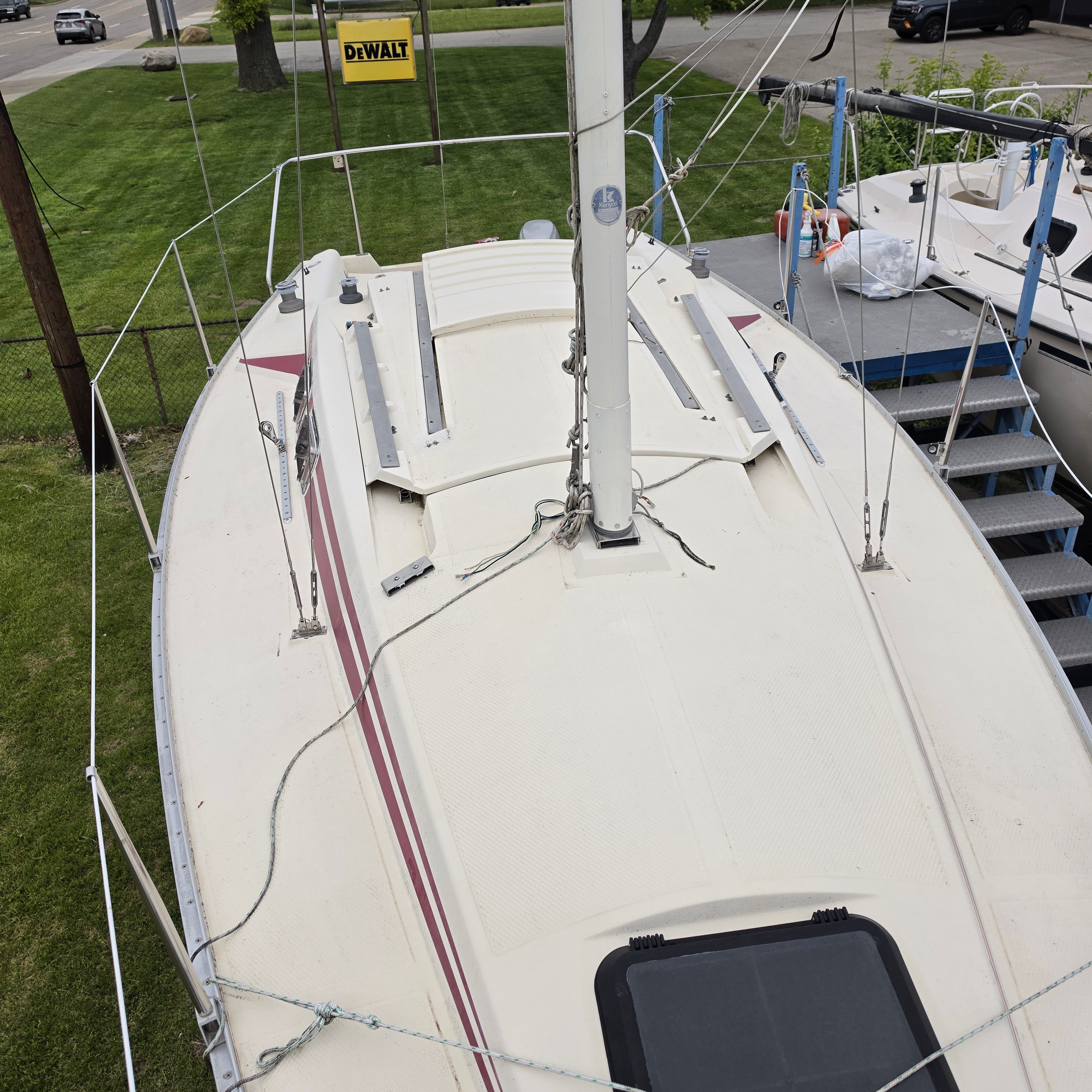 1984 Hunter 25.5  Red Hull
